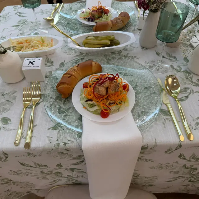 A sheva brachos table set by Mashmanim
