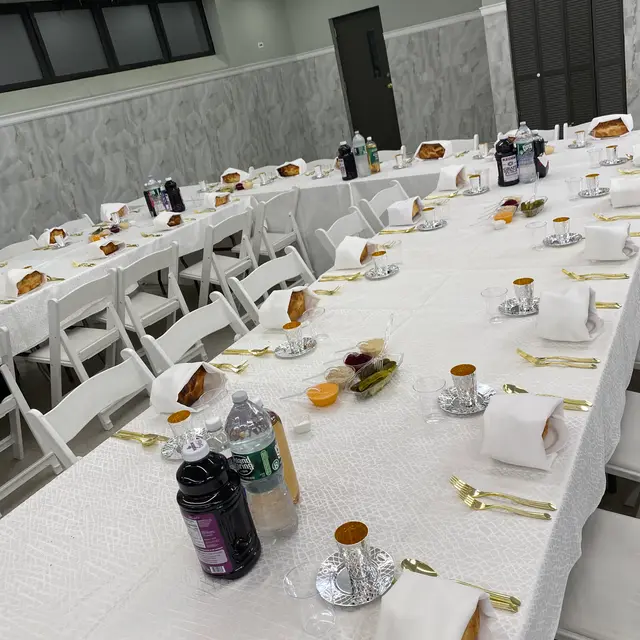 A Shabbos table set by Mashmanim