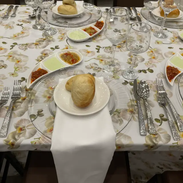 A sheva brachos table set by Mashmanim