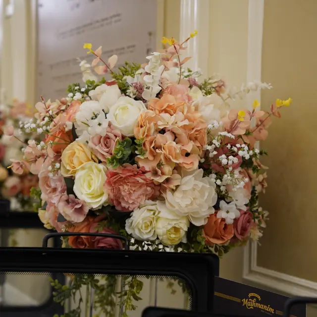 Flowers and centerpieces arranged by Mashmanim
